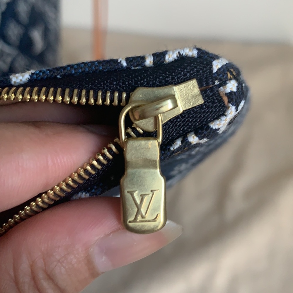 LOUIS VUITTON - Picture 13 of 16